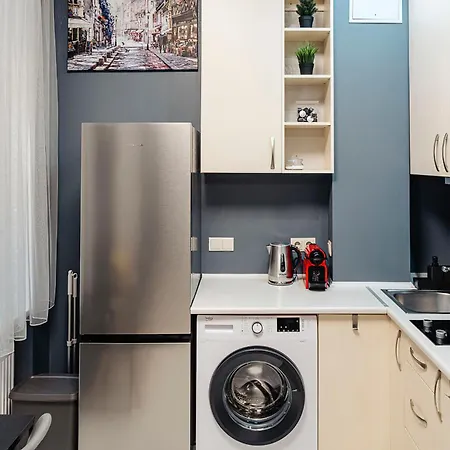 Central - Skolas Str. Parking Nearby Апартаменти